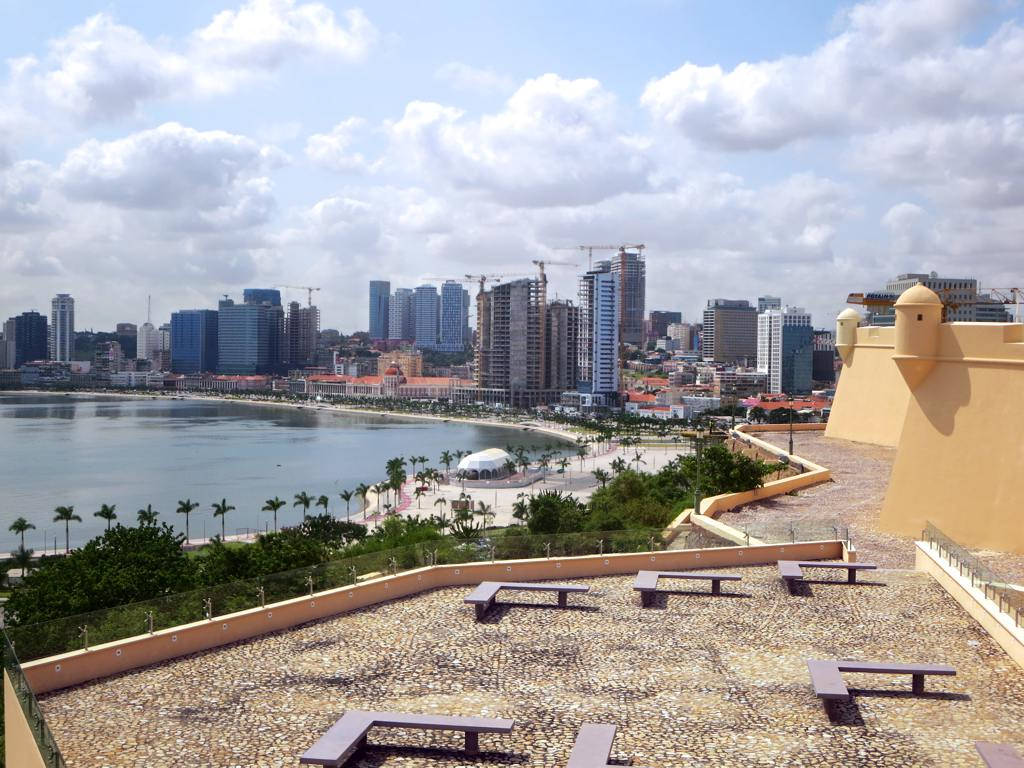 Baía e skyline de Luanda, com a Fortaleza de São Miguel