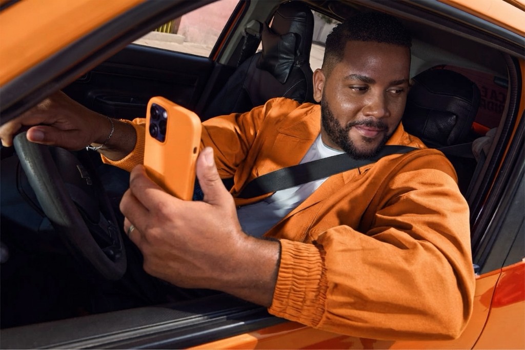 Condutor ao volante a consultar o telemóvel